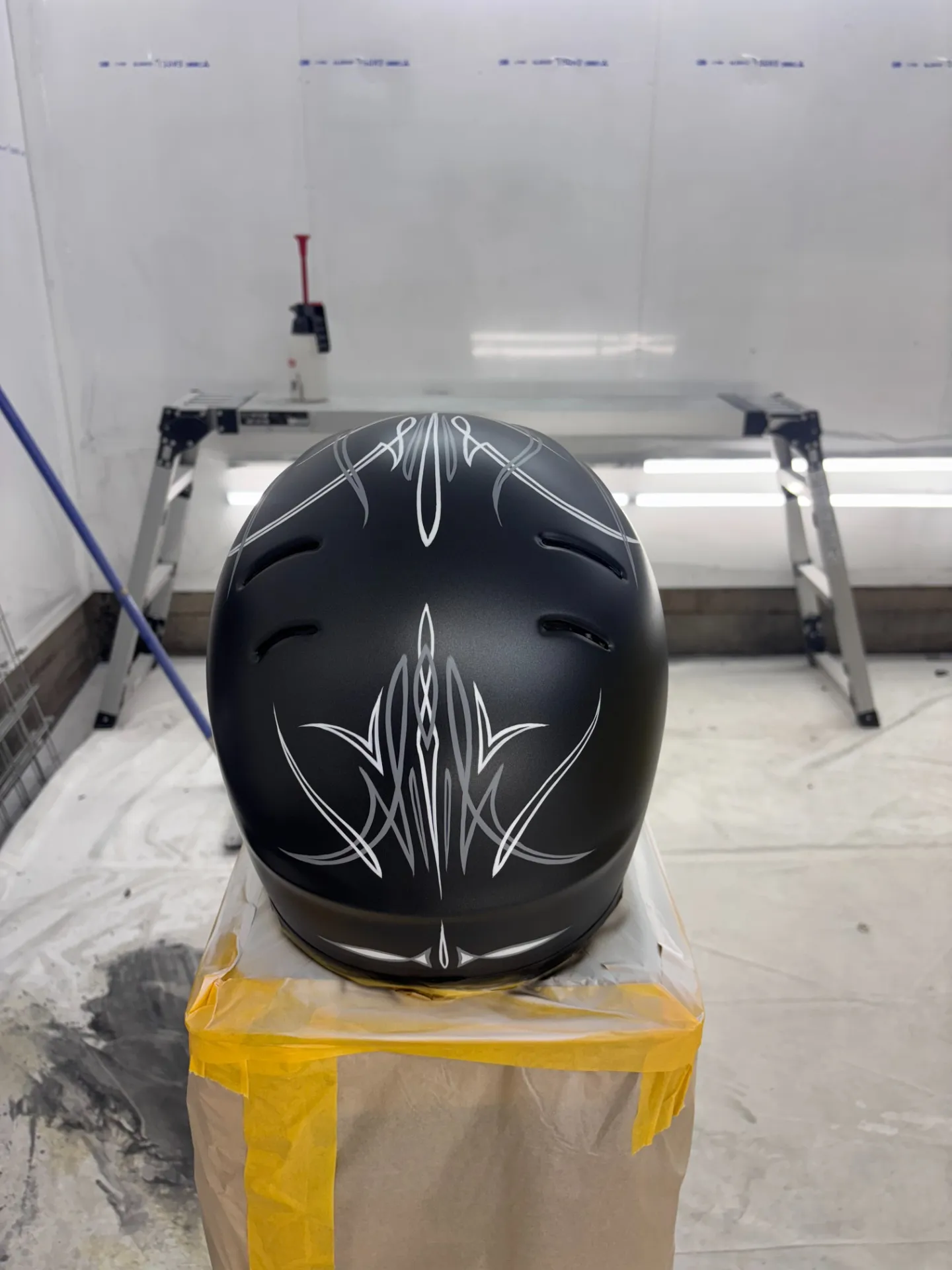 ピンストライプでヘルメットをデザイン！